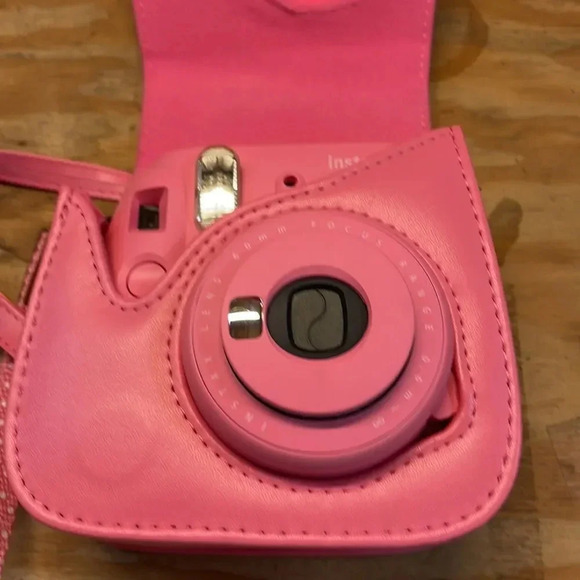 NWOT Instax pink camera. It only comes with the camera and case but no camera - Picture 3 of 9